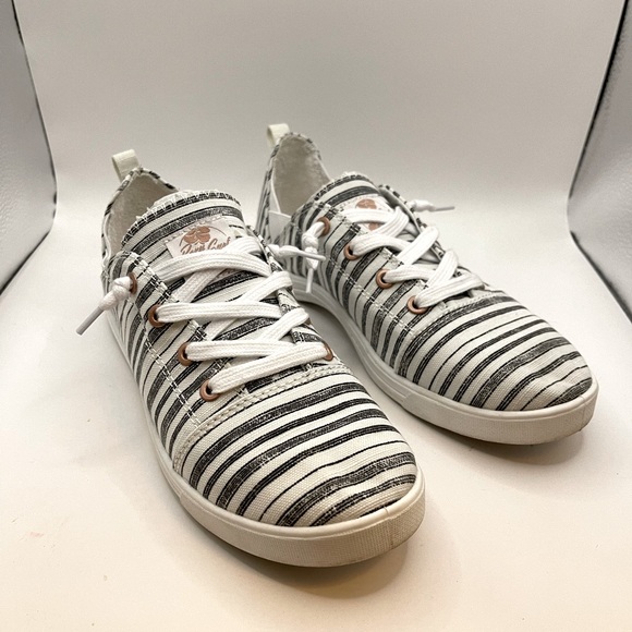 ROXY SURF - Libbie  Size 7 Black & White Stripe - Picture 3 of 4
